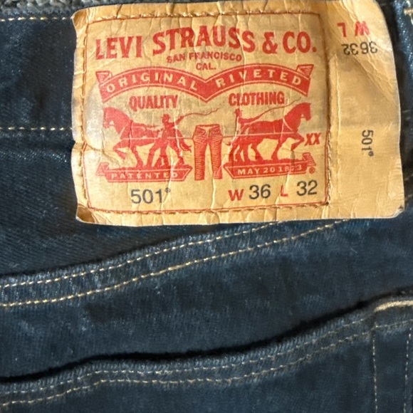 Levi's Men's Dark Denim Straight Jeans - Picture 8 of 10